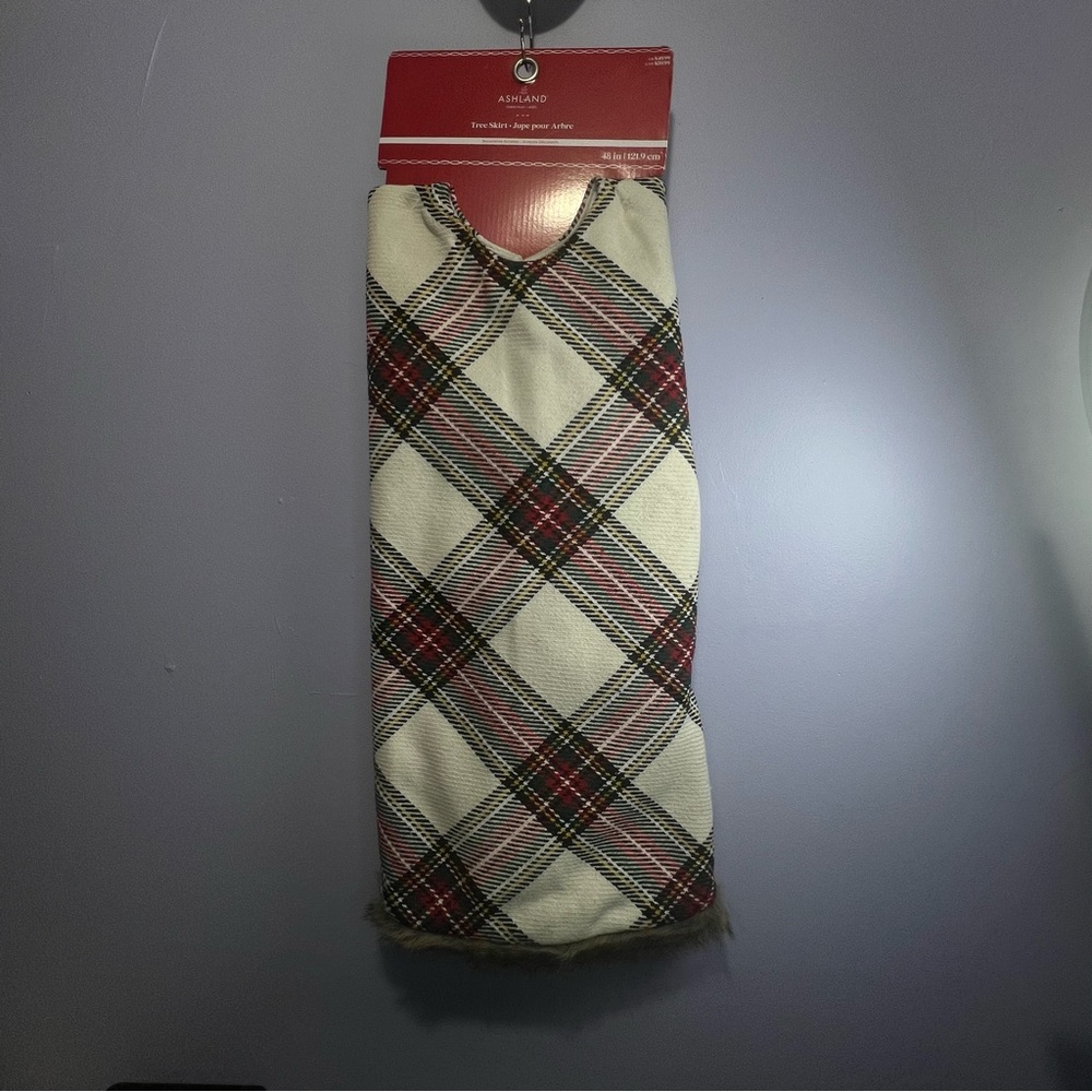 NWT Ashland Plaid Tree Skirt 48"